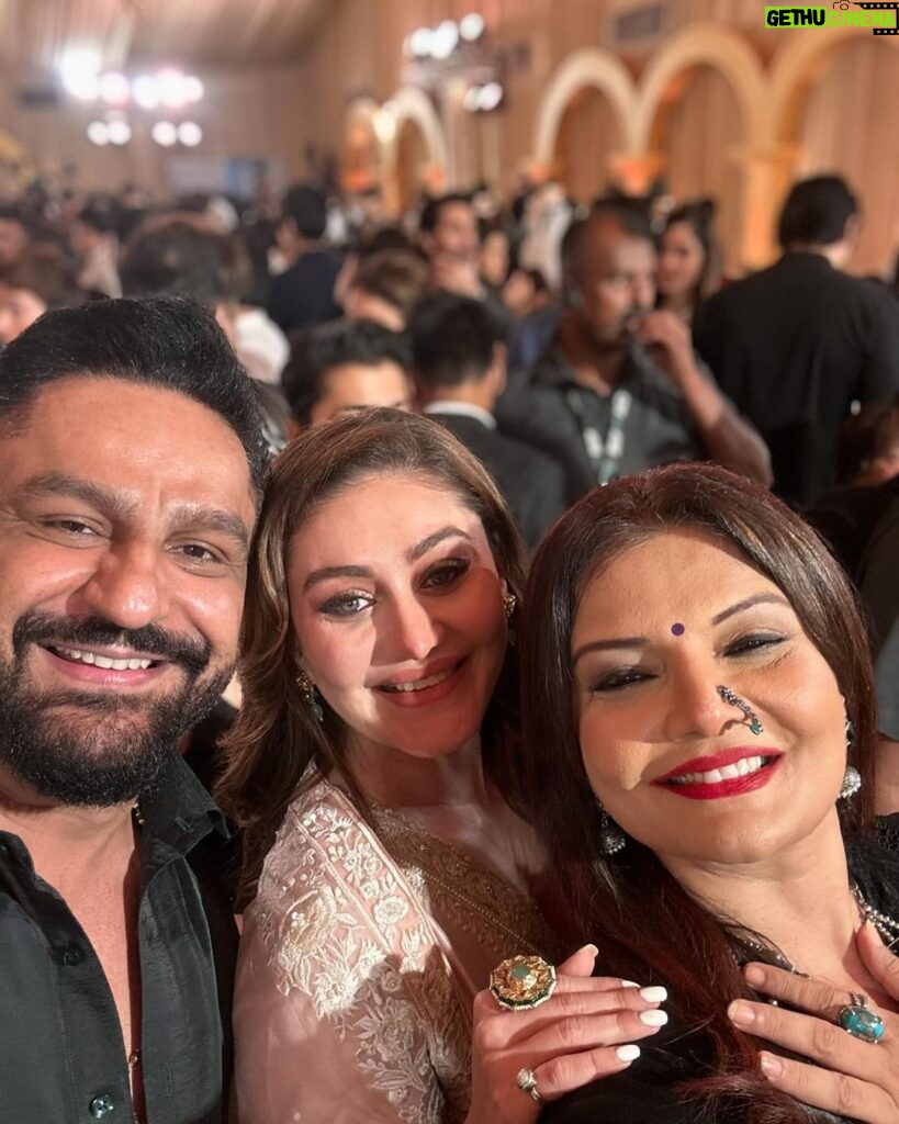 Deepshikha Nagpal Instagram - At @babasiddiqueofficial Iftar party. Always fun. . .and lovely to meet all beautiful people. ❤ . #iftar #party #fun #positivity #vibe #❤