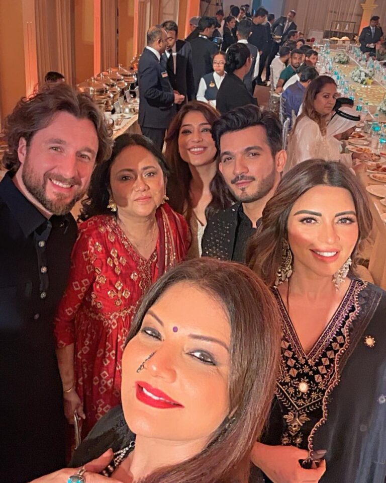 Deepshikha Nagpal Instagram - At @babasiddiqueofficial Iftar party. Always fun. . .and lovely to meet all beautiful people. ❤️ . #iftar #party #fun #positivity #vibe #❤