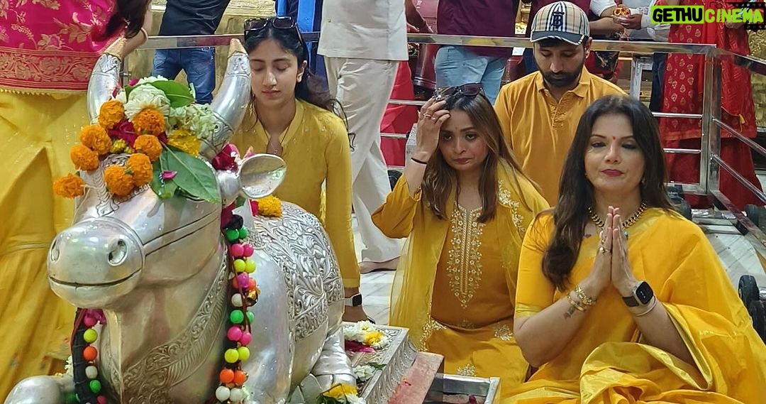 Deepshikha Nagpal Instagram - Har Har Mahadev. Beautiful Darshan at #mahakal #ujjan with beautiful people. . . #blessed #thankyou #🙏 #harharmahadev🙏
