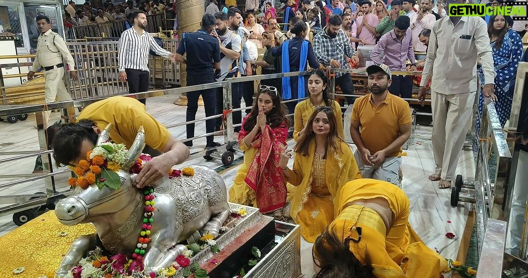 Deepshikha Nagpal Instagram - Har Har Mahadev. Beautiful Darshan at #mahakal #ujjan with beautiful people. . . #blessed #thankyou #🙏 #harharmahadev🙏