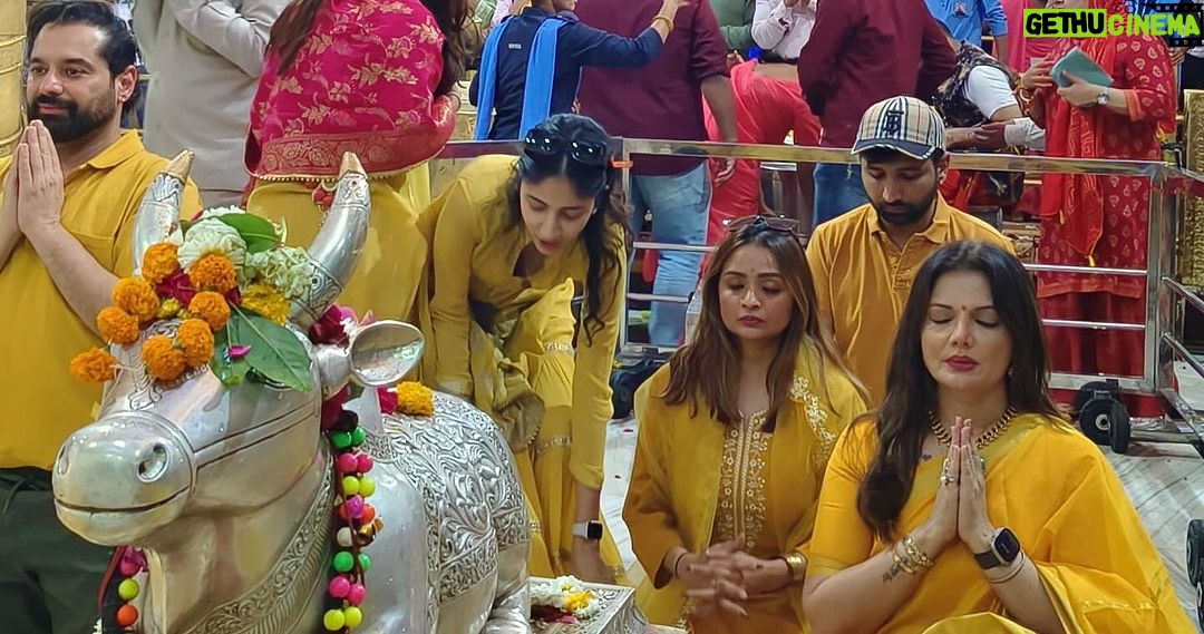 Deepshikha Nagpal Instagram - Har Har Mahadev. Beautiful Darshan at #mahakal #ujjan with beautiful people. . . #blessed #thankyou #🙏 #harharmahadev🙏