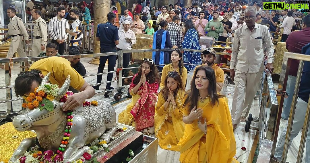 Deepshikha Nagpal Instagram - Har Har Mahadev. Beautiful Darshan at #mahakal #ujjan with beautiful people. . . #blessed #thankyou #🙏 #harharmahadev🙏