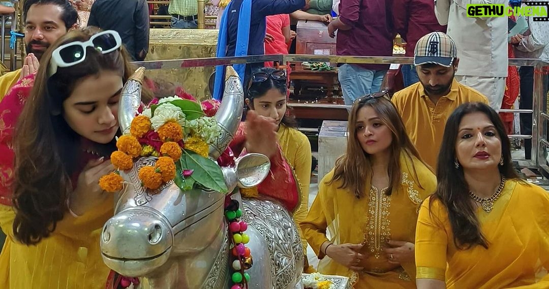 Deepshikha Nagpal Instagram - Har Har Mahadev. Beautiful Darshan at #mahakal #ujjan with beautiful people. . . #blessed #thankyou #🙏 #harharmahadev🙏