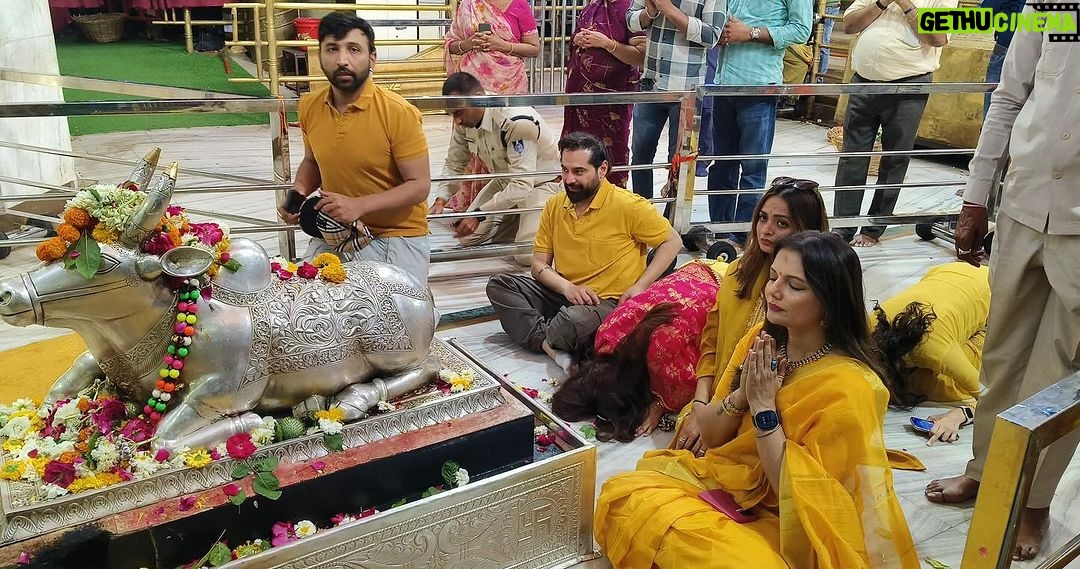 Deepshikha Nagpal Instagram - Har Har Mahadev. Beautiful Darshan at #mahakal #ujjan with beautiful people. . . #blessed #thankyou #🙏 #harharmahadev🙏