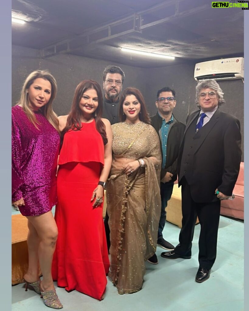Deepshikha Nagpal Instagram - Congratulations to @dangal_tv_channel for their 1 st Dangal parivar awards. So happy and great team work of every one in Dangal family long way to go .❤. . .and so proud of you my girl @mini.goel02 congratulations for your show mansundar❤ . #congratulations #positivity #positivevibes #friendship @mini.goel02 @odiekhan @riitushivpuri @mannahsoulfry @snehawagh @dangal_tv_channel