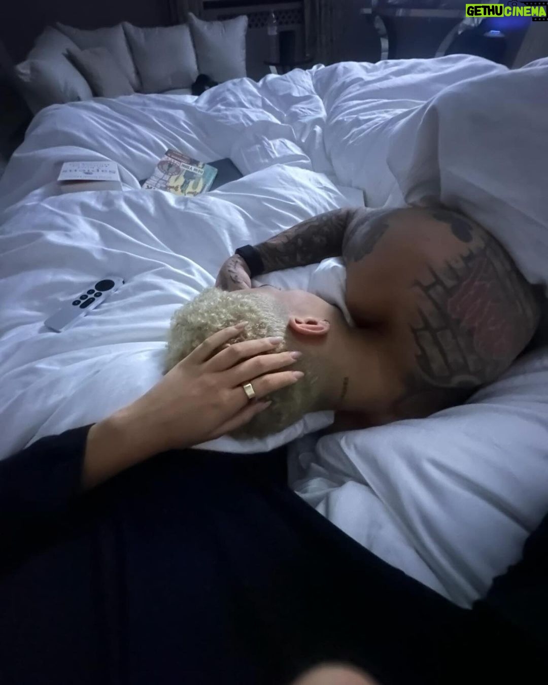 Dele Alli Instagram - Little bit of R&R. Little bit of life. A lot of 𝓛𝓞𝓥𝓔.💜
