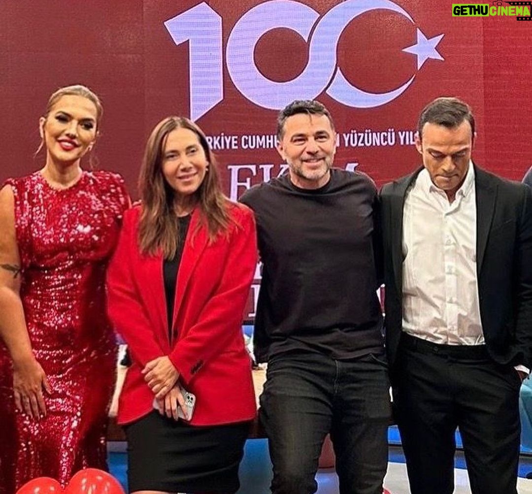 Demet Akalın Instagram - Büyük çoşkuyla kutladık bugün Cumhuriyetimizin 100. Yılını💕❤️ güzel ekibimiz 🇹🇷❤️ #100yıl @gelkonusalimtv @ferayetanyolac @jessmolhoofficial 😍