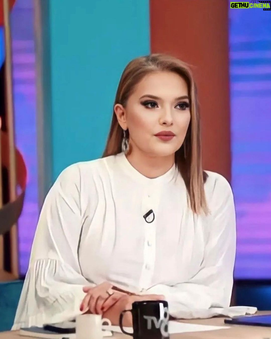Demet Akalın Instagram - Bu haftabaşı saçlarımı kesti Anar❤️ filtre shop yok arkadaşlar💕💕adamın makyajı bu @anar_agakishiev ❤️🧿🫶