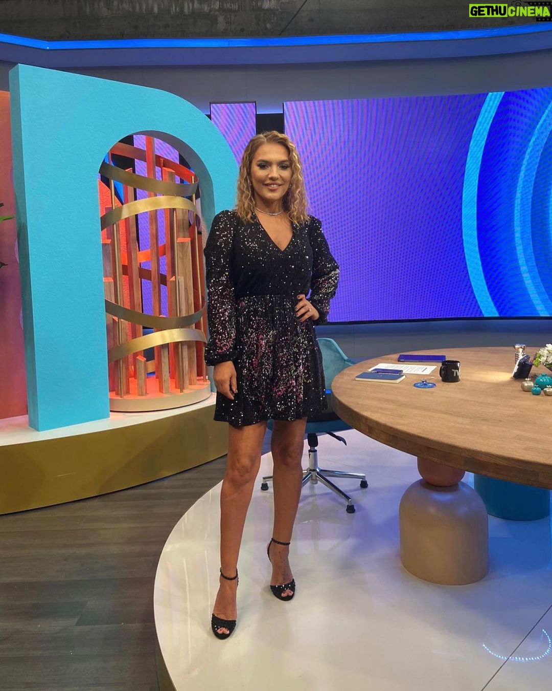 Demet Akalın Instagram - Gel Konuşalım🥰🥰🌹 @gelkonusalimtv @tv8 @tv8stili @baaydeemirr 🌹