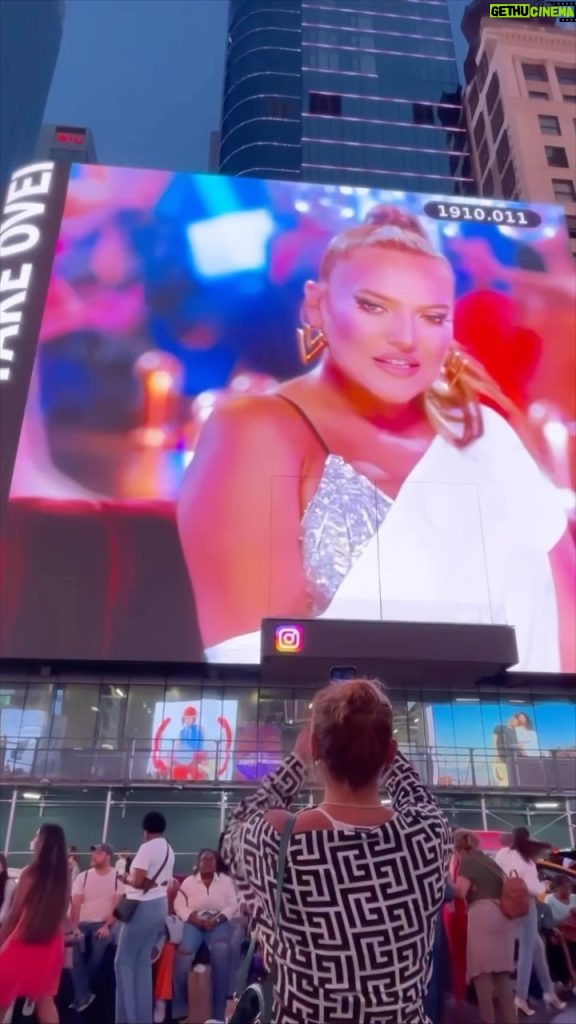 Demet Akalın Instagram - "Bana Yolla" New York'ta Times Square, New York City