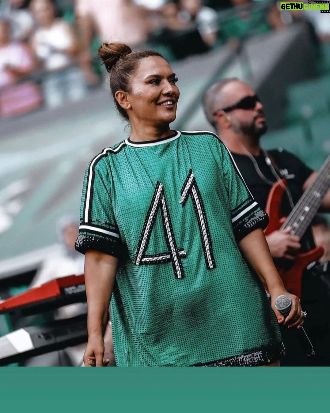 Demet Akalın Instagram - Kocaelispor❤️ memleket aşkı başka🌹🥰Ertuğrul hocammmm başarılar🌹 @esaglamofficial @kocaelispor