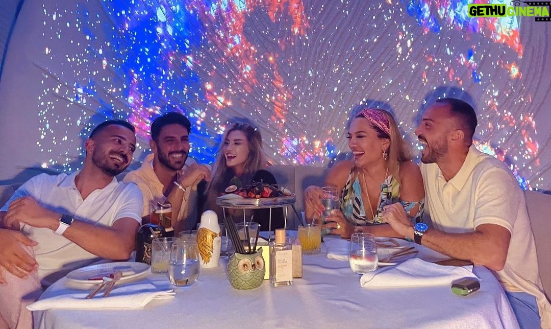 Demet Akalın Instagram - Ne güzel gece❤️💃💃🌹 @okankurt @dgncn @tony.avlar @ranabuyuk BIRDS Bodrum