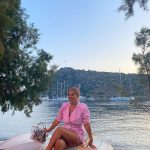 Demet Akalın Instagram – Günümüz aydın keyfimiz yerinde berketimiz bol olsun millet🌸🌸🌸 #bodrum konser maratonuna son 1 Gümüşlük