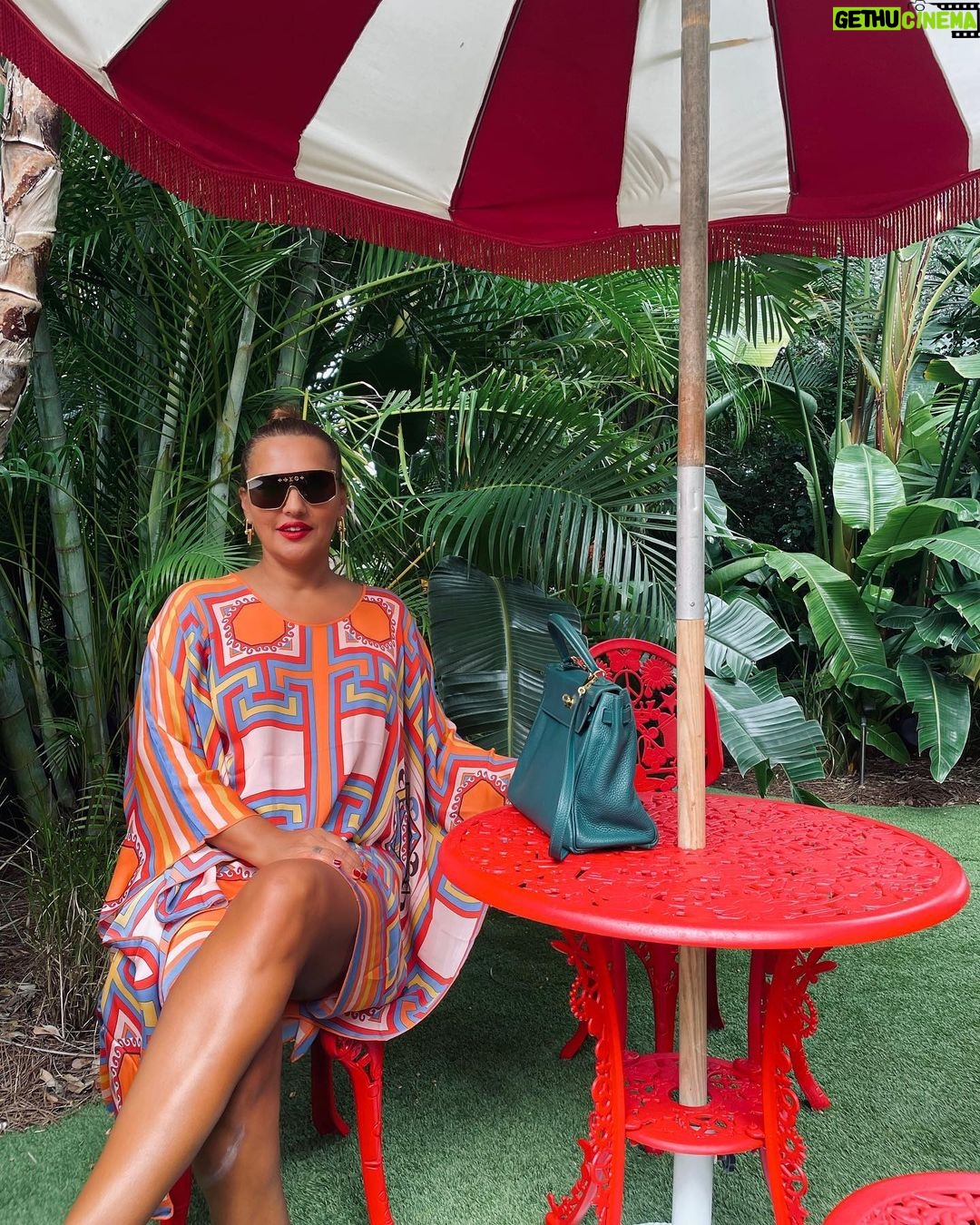 Demet Akalın Instagram - ☺️❤️🌹#Miami Faena