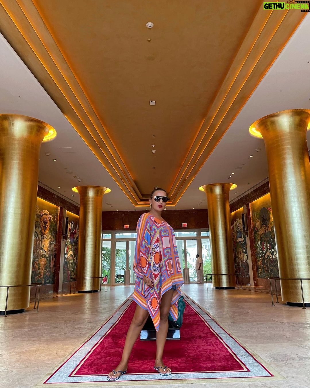 Demet Akalın Instagram - ☺️❤️🌹#Miami Faena