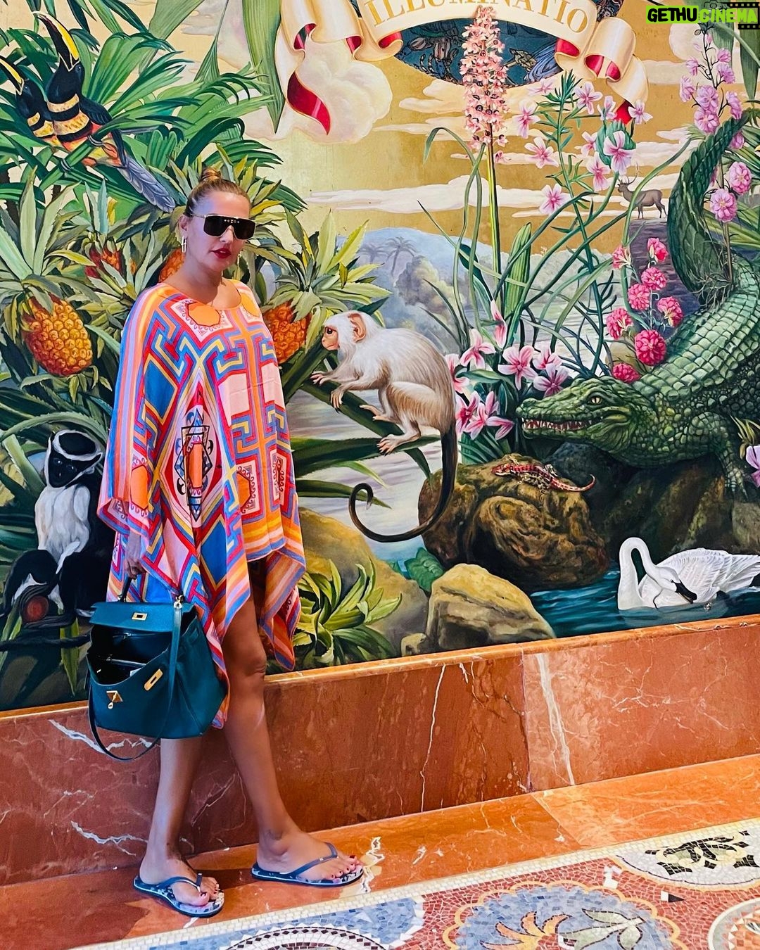 Demet Akalın Instagram - ☺️❤️🌹#Miami Faena