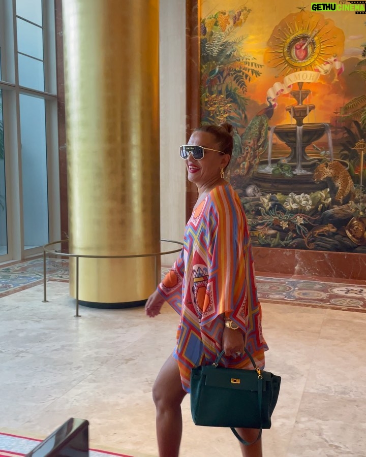 Demet Akalın Instagram - ☺️❤️🌹#Miami Faena