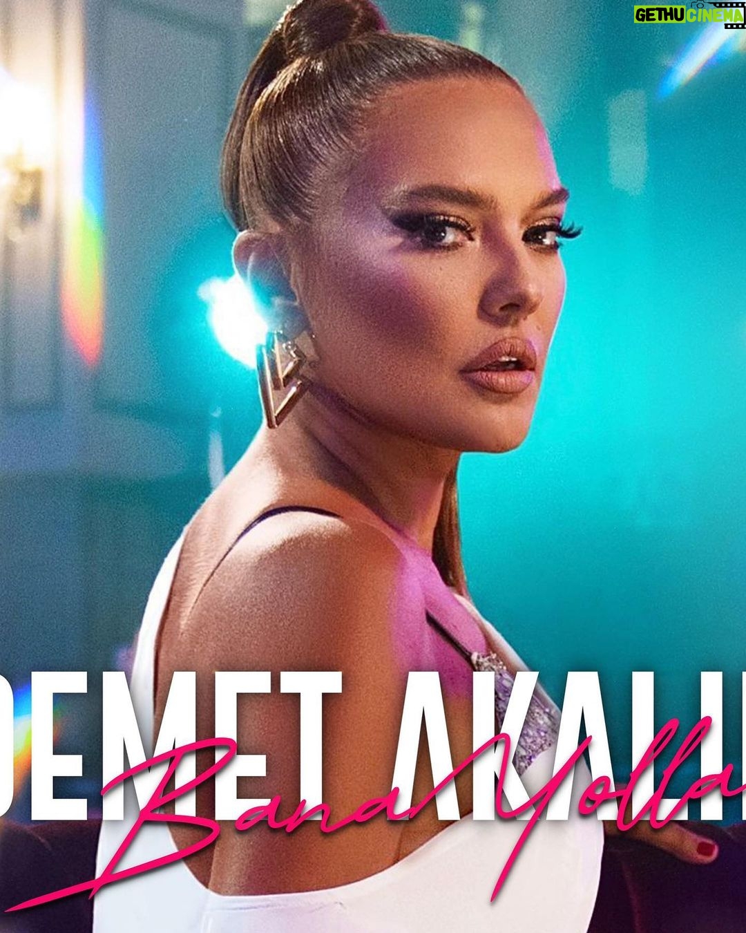 Demet Akalın Instagram - Bana yolla … Söz&müzik @cansukurtcuofficial Murat Yaprak 👍🏼💎aranje @muratyaprakofficial 💎🧿kıyafet tasarım @tolgacam ❤️saç makyaj @anar_agakishiev ❤️🧿fotoğraflar @safagulsoy 🌸💎 mix&maxtrng Barış Erol🌷 kayıt studyo @enesyolcuofficial 🌸