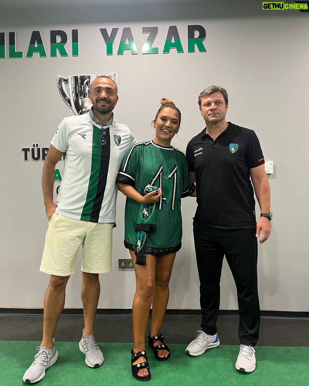 Demet Akalın Instagram - Kocaelispor❤️ memleket aşkı başka🌹🥰Ertuğrul hocammmm başarılar🌹 @esaglamofficial @kocaelispor