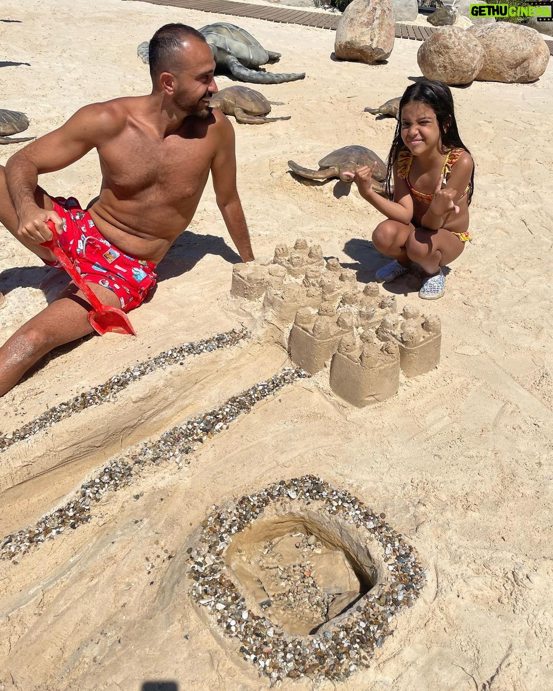 Demet Akalın Instagram - Bir baba ve bütün yaz babişkosuyla doyasıya tatil yapan bir Hira❤️teşekkler aşkım ❤️ @okankurt @hirakurt2014 Vogue Hotel Bodrum