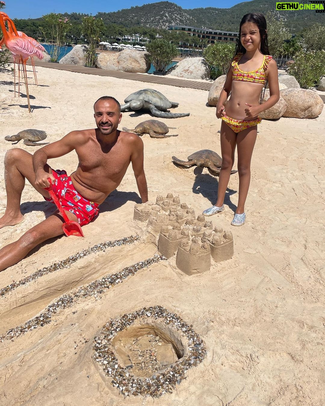 Demet Akalın Instagram - Bir baba ve bütün yaz babişkosuyla doyasıya tatil yapan bir Hira❤️teşekkler aşkım ❤️ @okankurt @hirakurt2014 Vogue Hotel Bodrum