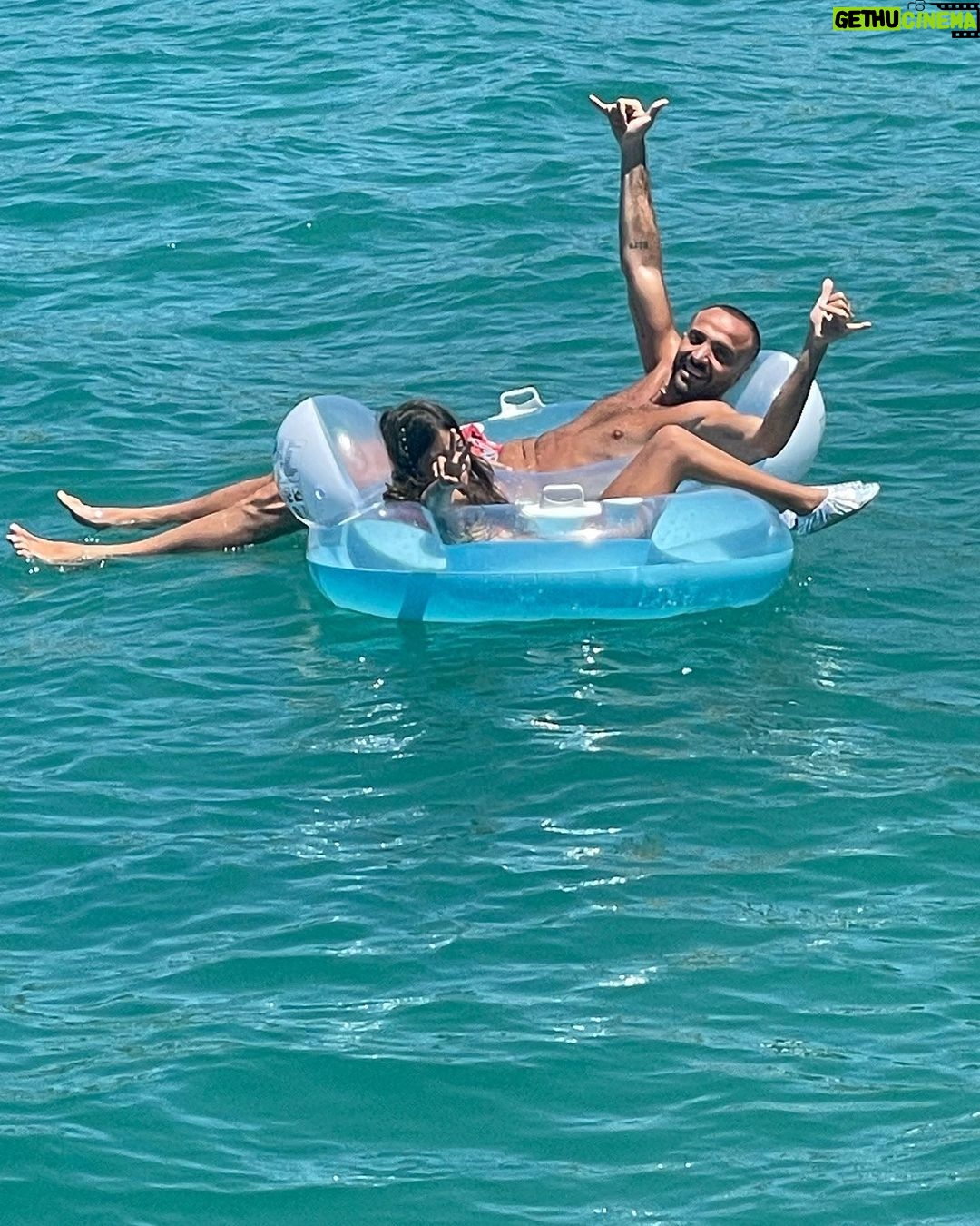 Demet Akalın Instagram - Bir baba ve bütün yaz babişkosuyla doyasıya tatil yapan bir Hira❤️teşekkler aşkım ❤️ @okankurt @hirakurt2014 Vogue Hotel Bodrum