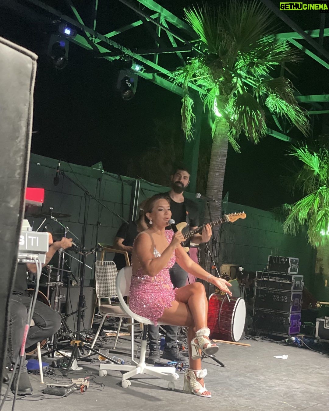 Demet Akalın Instagram - Çeşme ❤️kostüm Tolga Çam @tolgacam 🌶saç@makyj @maagsacsanat_izmir 💃🌸 @threealacati 🤘🏾