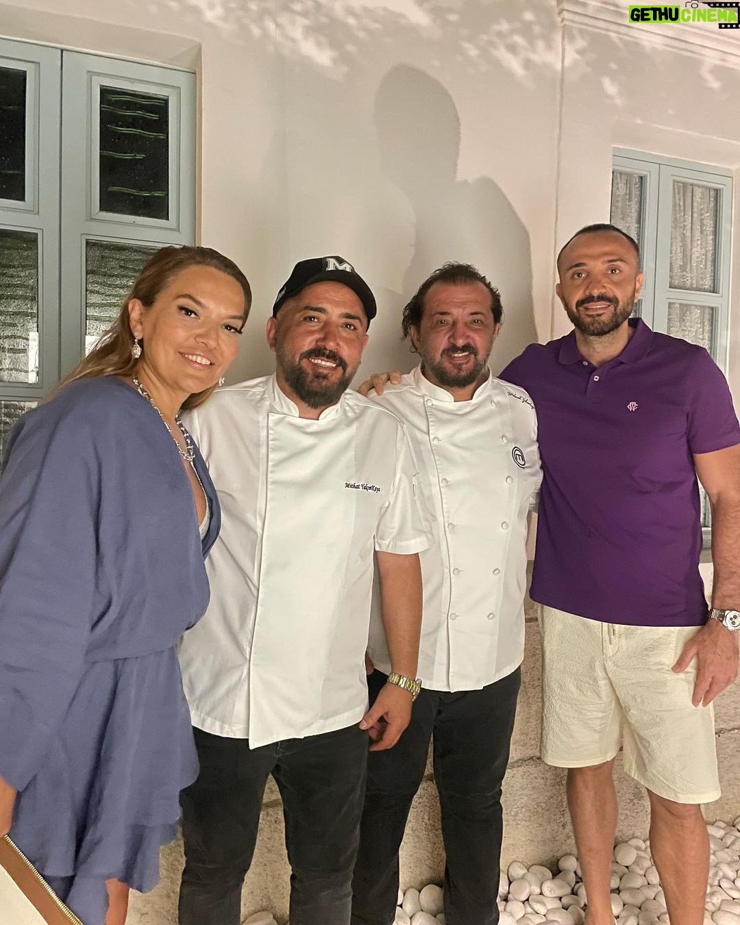 Demet Akalın Instagram - Şeflerin yeni mekanı @mehmetyalcinkayadenizdenbodrum 🌸🌸 @chefmehmetyalcinkaya @chefmithatyalcinkaya