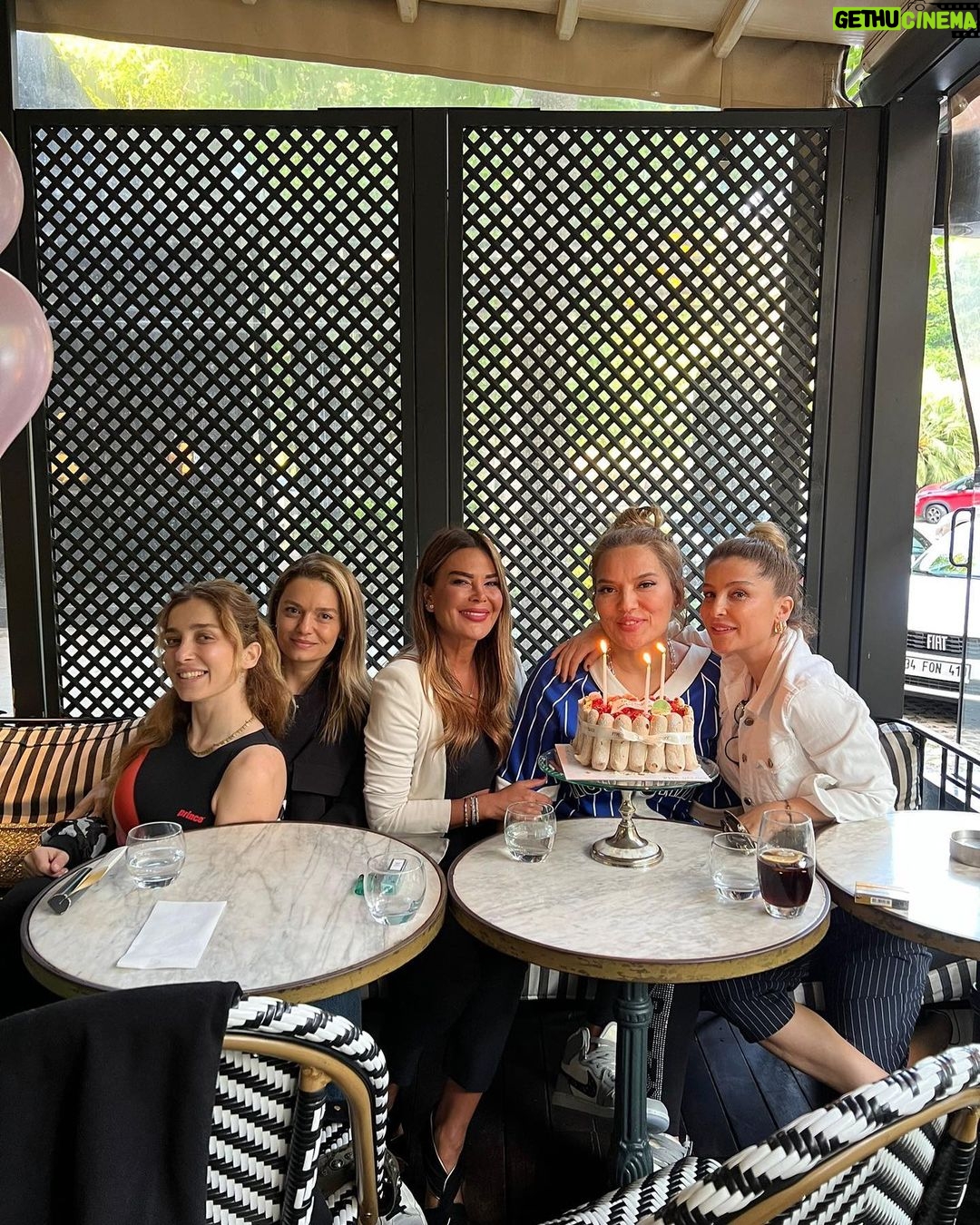 Demet Akalın Instagram - Kutlmayanlar hala geç kalmıiş sayılmazsınız 😂❤️❤️❤️❤️ @ebruu.erbas @aslibilimlier @ozlemyldz_ @erbasgizem 💎 #23nisan Bonamade Bakery & Eatery