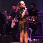 Demet Akalın Instagram - Mersin❤️en kalabalık konsere imza atmışız 🌹yine geliriz 🌹🌹adımız rekor😎 fotoğraflar @metinboyraz_ kostüm @tolgacam 🌹
