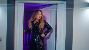 Demet Akalın Instagram - Yaz Öncesi Yeni Single Çalışmam #GidecekBirGün Yayında… 
Bu Kez Cover Bir Şarkı İle ❤️ Müslüm Gürsesten Dinlediğiniz şarkıyı birde benden dinleyin 🌹💔 
Şimdi Tüm Dijital Platformlarda Yayında yapımda emeği geçen herkese sonsuz teşekkürler ❤️
•

Yapım / @dmccomtr - @samsundemir 
Söz  Ali Tekintüre 
Müzik Yunus Bülbül
Düzenleme  @yucelgirgin @serkan_balkan @sakiler_official 
Yönetmen : @okankurt
Grafik & Dijital Tasarım @alperisirr
Görüntü Yönetmeni: Ferit Çetinkaya
Kurgu&Edit: Çağrı Türkoğlu 
Color: PostBrothers
Sanat Yönetmeni: @tony.avlar
Stediacam: Sefa Arıcı
Stediacam Asistanı: Ziya Özkan
Kamera Asistanı: Halil
Focus Puller: Furkan Kahraman
Işık Şefi: Halil Kazar
Bestboy: Sinan Özsin
Işık Asistanı: Rahmi Gür
Prodüksiyon: Ferit Çetinkaya Production
Set: Kaya Set - Zeynep Set
Set Asistanı: Emir Ali Kıskaç - Deniz Efe Kuşsesi
Camera Rental: Dart Film
Saç-Make Up: Özlem Sağıroğlu styling @ranabuyuk 🌹