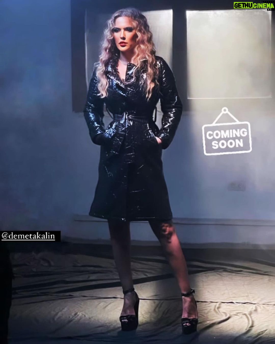 Demet Akalın Instagram - Jiletler hazırsa.. GİDECEK BiR GÜN..