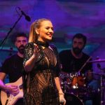 Demet Akalın Instagram - Mersin❤️en kalabalık konsere imza atmışız 🌹yine geliriz 🌹🌹adımız rekor😎 fotoğraflar @metinboyraz_ kostüm @tolgacam 🌹