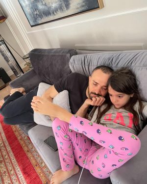 Demet Akalın Instagram - İyiki doğdun herşeyim❤️‍🔥 canım sevgilim babişkom seni ilk gördüğüm anda anladım sen dünyam olacaktın .. dahada fazlası oldun babişkomuz oldun Hiramız oldu ..iyiki varsın iyiki benimsin @okankurt ❤️‍🔥🫶🏻🌸🥰🌹❤️🧿