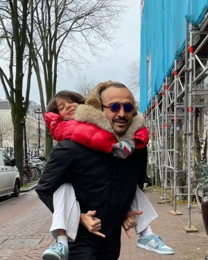 Demet Akalın Instagram - İyiki doğdun herşeyim❤️‍🔥 canım sevgilim babişkom seni ilk gördüğüm anda anladım sen dünyam olacaktın .. dahada fazlası oldun babişkomuz oldun Hiramız oldu ..iyiki varsın iyiki benimsin @okankurt ❤️‍🔥🫶🏻🌸🥰🌹❤️🧿
