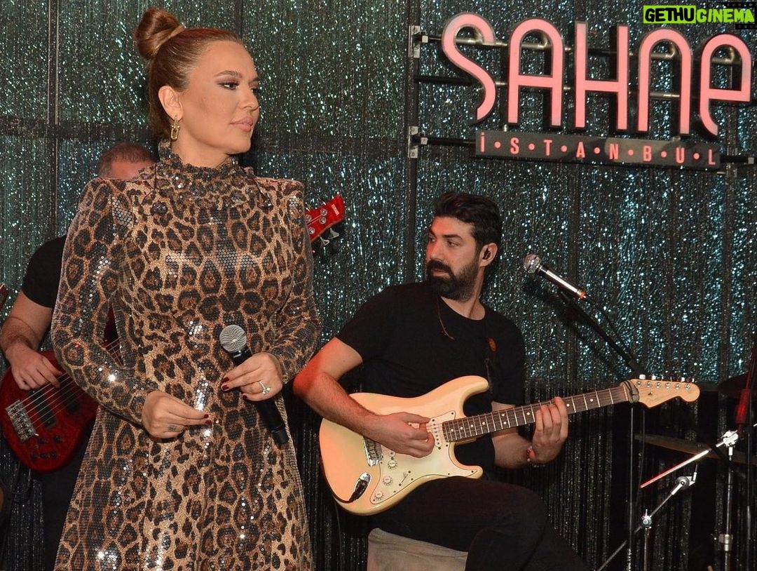Demet Akalın Instagram - İyiki doğdun cem baba @cem_bergamali 🌹🎂 Sahne İstanbul