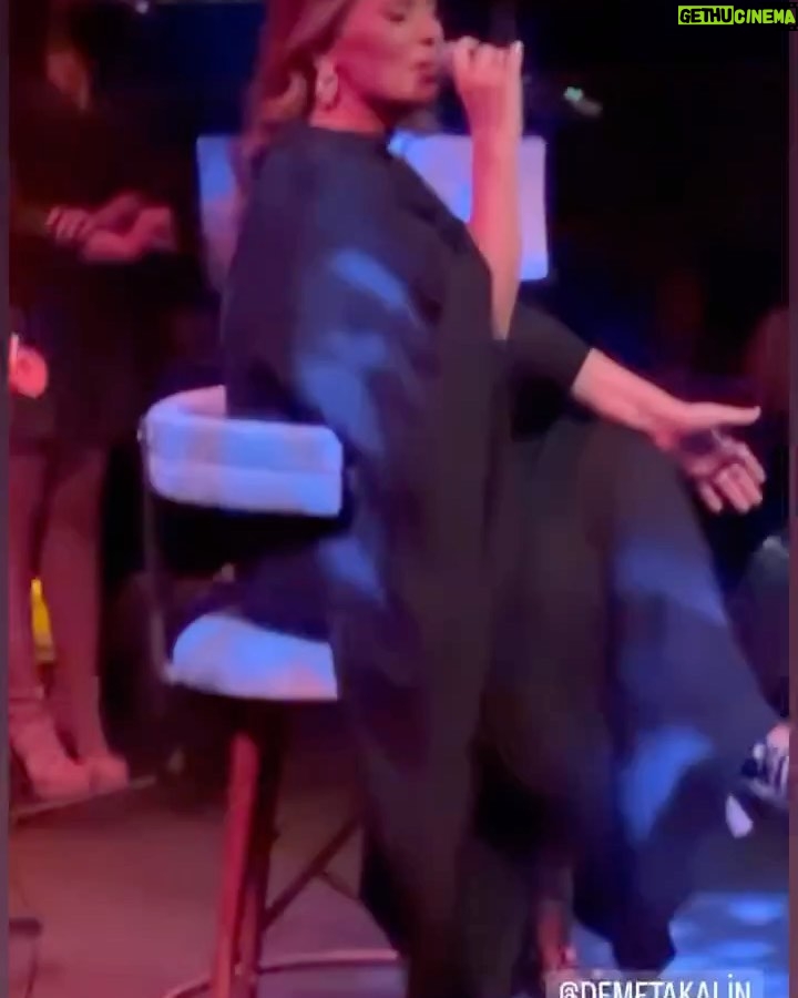 Demet Akalın Instagram - Düngece asillik dersi verdiğğmiz doğrudur😎🍎🧿