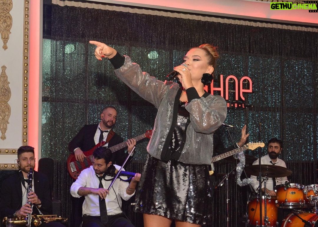 Demet Akalın Instagram - İyiiii seneler💕💕💕💕 Sahne İstanbul