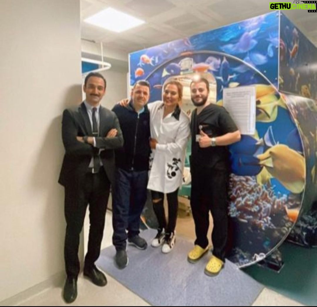 Demet Akalın Instagram - Hiperbarik oksijen tedavisi aldığım süreçte, bana her türlü desteği sağlayarak yanımda olan tüm @hisarhospital çalışanlarına ve özellikle Adem Dırman ve A.Faruk İzgördü’ye teşekkür ederim. 💐😊😊