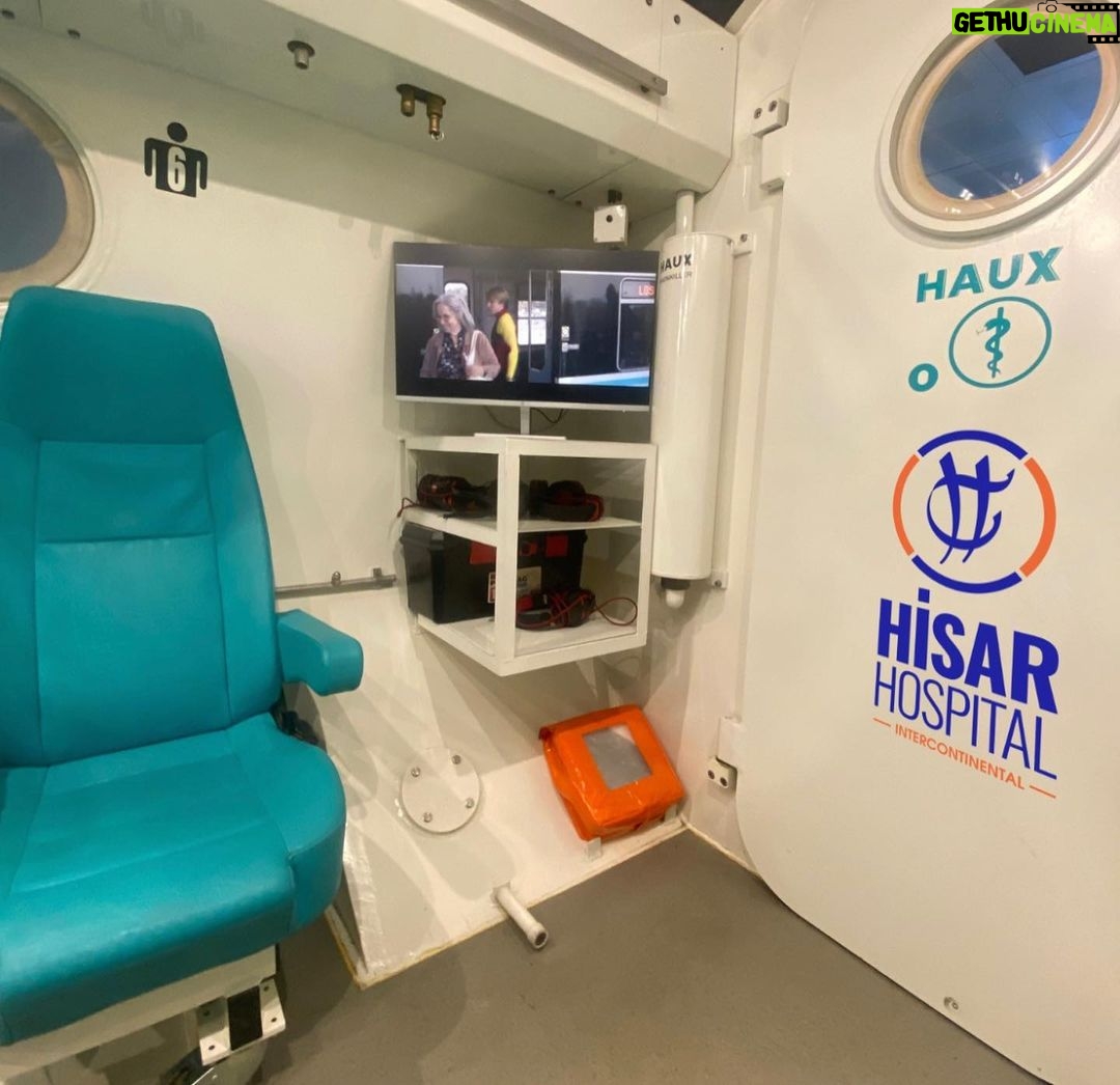 Demet Akalın Instagram - Hiperbarik oksijen tedavisi aldığım süreçte, bana her türlü desteği sağlayarak yanımda olan tüm @hisarhospital çalışanlarına ve özellikle Adem Dırman ve A.Faruk İzgördü’ye teşekkür ederim. 💐😊😊