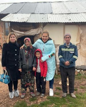 Demet Akalın Instagram - Kütahya💐💕Bizim melekler ne güzel işler yapmışlar yürekten kucakladım hepinizin adına onları💐😊Vee Mehmet ahh benim afacan Mehmetim gülümsemesine dünyalar yanar herbir çocuğun💕🥰Vali Syn Ali Çelik’lede görüşdük 14 cocuk için sünnet düğünü organize edilecek inşallah onada gelicem😍tüm yardım eden dua eden selam gönderen herkeze çok teşekkler💐💐😊tüm Kükad meleklerine teşekkler benide üye yaptılar derneklerine eee çalışalım o zaman💐💐