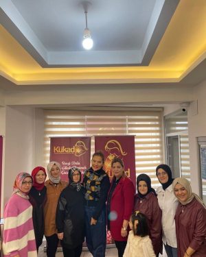 Demet Akalın Instagram - Kütahya💐💕Bizim melekler ne güzel işler yapmışlar yürekten kucakladım hepinizin adına onları💐😊Vee Mehmet ahh benim afacan Mehmetim gülümsemesine dünyalar yanar herbir çocuğun💕🥰Vali Syn Ali Çelik’lede görüşdük 14 cocuk için sünnet düğünü organize edilecek inşallah onada gelicem😍tüm yardım eden dua eden selam gönderen herkeze çok teşekkler💐💐😊tüm Kükad meleklerine teşekkler benide üye yaptılar derneklerine eee çalışalım o zaman💐💐