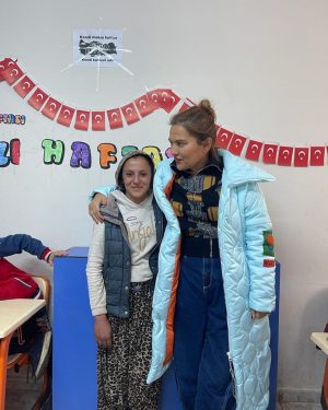 Demet Akalın Instagram - Kütahya💐💕Bizim melekler ne güzel işler yapmışlar yürekten kucakladım hepinizin adına onları💐😊Vee Mehmet ahh benim afacan Mehmetim gülümsemesine dünyalar yanar herbir çocuğun💕🥰Vali Syn Ali Çelik’lede görüşdük 14 cocuk için sünnet düğünü organize edilecek inşallah onada gelicem😍tüm yardım eden dua eden selam gönderen herkeze çok teşekkler💐💐😊tüm Kükad meleklerine teşekkler benide üye yaptılar derneklerine eee çalışalım o zaman💐💐