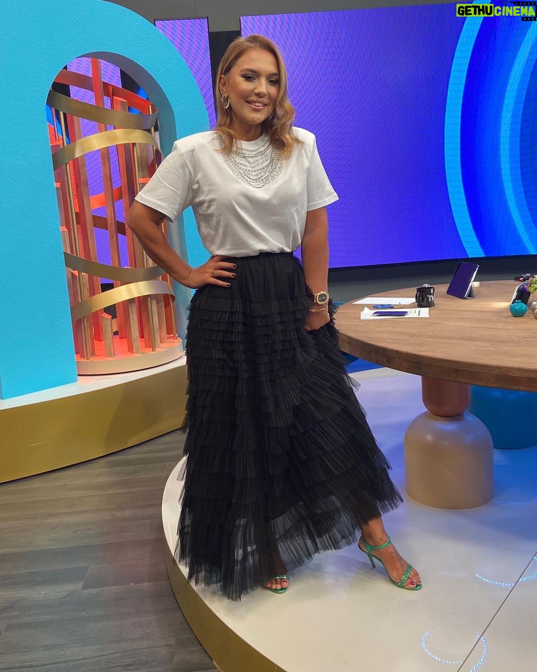 Demet Akalın Instagram - Gel Konuşalım🥰🥰🌹 @gelkonusalimtv @tv8 @tv8stili @baaydeemirr 🌹