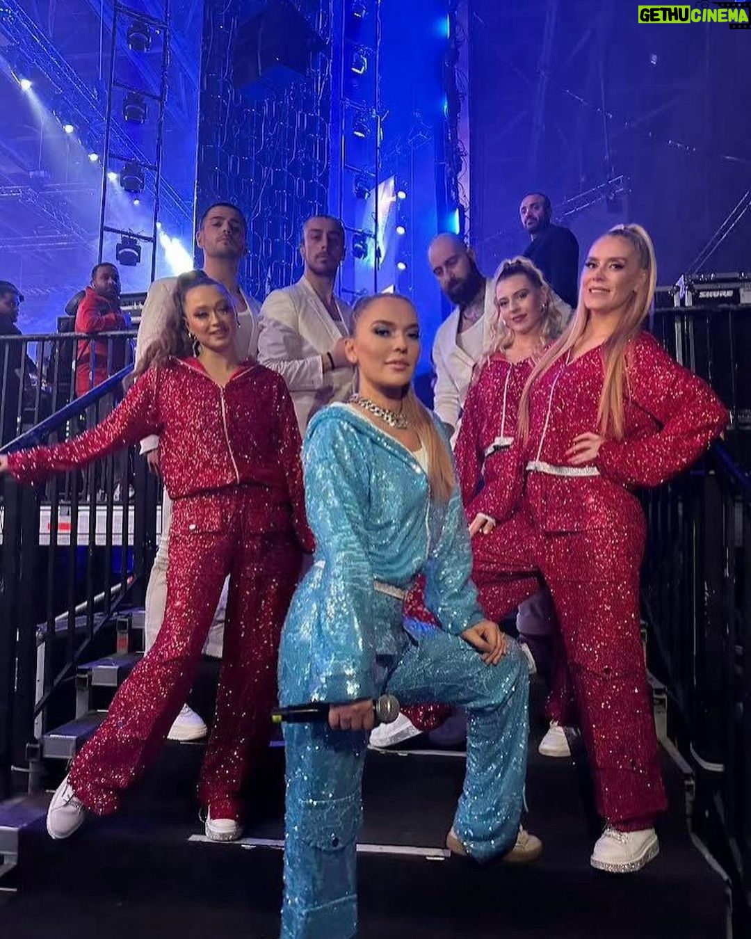 Demet Akalın Instagram - Keşke yeni yetmeler sahneyi sarkıtmasaydıda!! Benle Sefoya pazar günü!!!zaman kalsaydı😶🌫️olsun yinede çok güzeldiniz #istanbulgençlikfestivali🌷🥰 saygı herzaman büyüğüde küçüğüde lazım😎🙏🏼saçmakj @ozlemsagiroglumakeuphair 👯♀️ kostümlerimiz @tolgacam 🧿🚀🕺🏻foto @metinboyraz_ 🫶