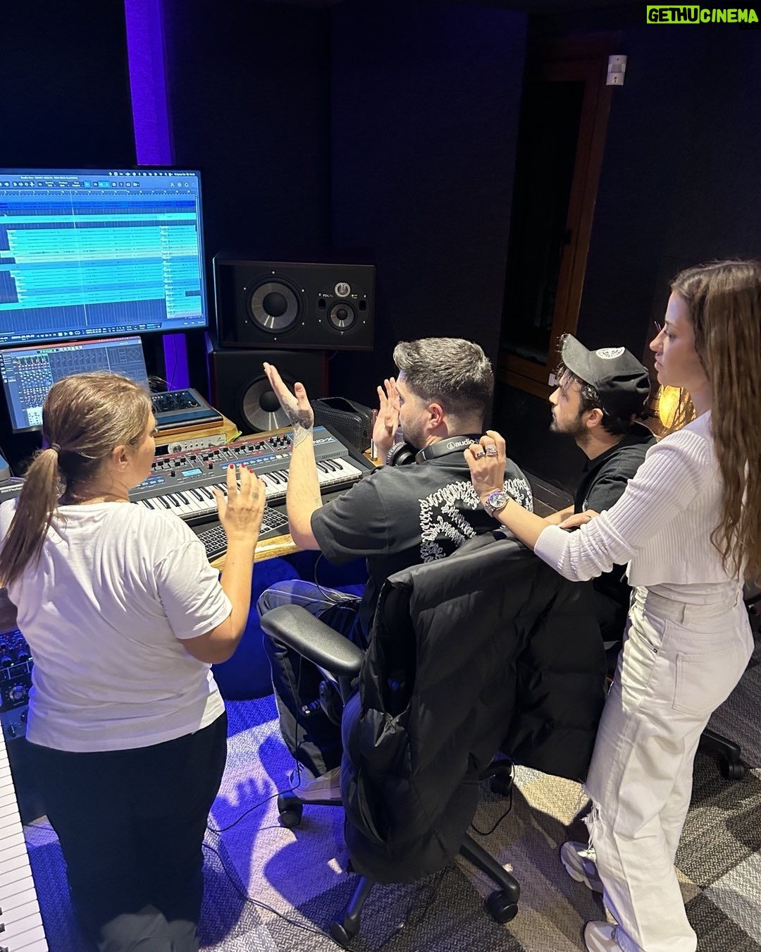 Demet Akalın Instagram - Vira vira 🧿 @deryaulugg @asilgök @aerro 🎶 @emrahkarakuyu