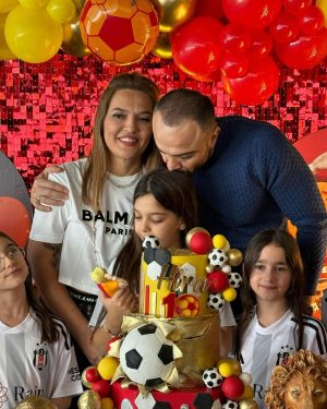 Demet Akalın Instagram - ❤️🧿 @hirakurt2014 @okankurt babişko ❤️🧿