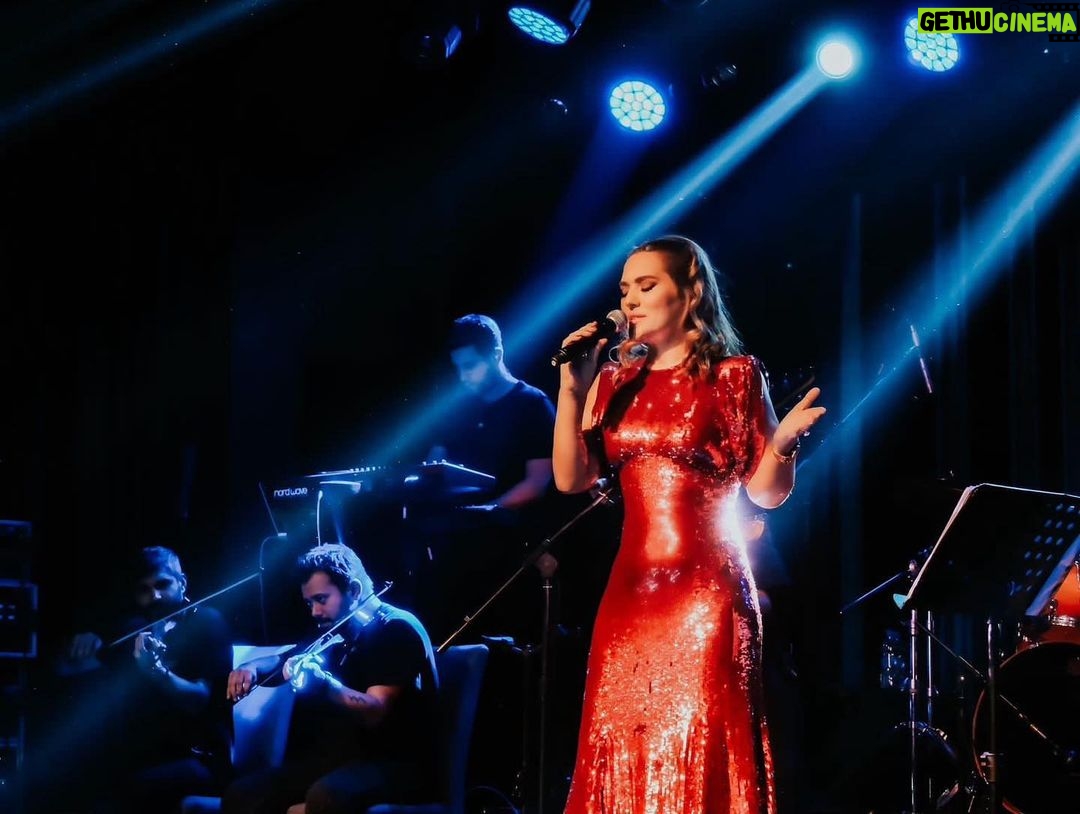 Demet Akalın Instagram - Teşekkürler❤️❤️🫠 @denizli.jollyjoker 💃🏻🎤🧿