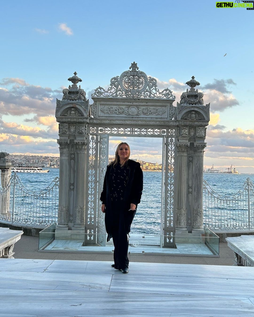 Demet Akalın Instagram - Milli saraylarımıza çiçek gibi bakan, müzecilik faaliyetlerinin dünyadaki benzerlerine eşdeğer yürütülmesini sağlayan @millisaraylar başkanı Sayın Yasin Yıldız’a teşekkürler 🌹🌹