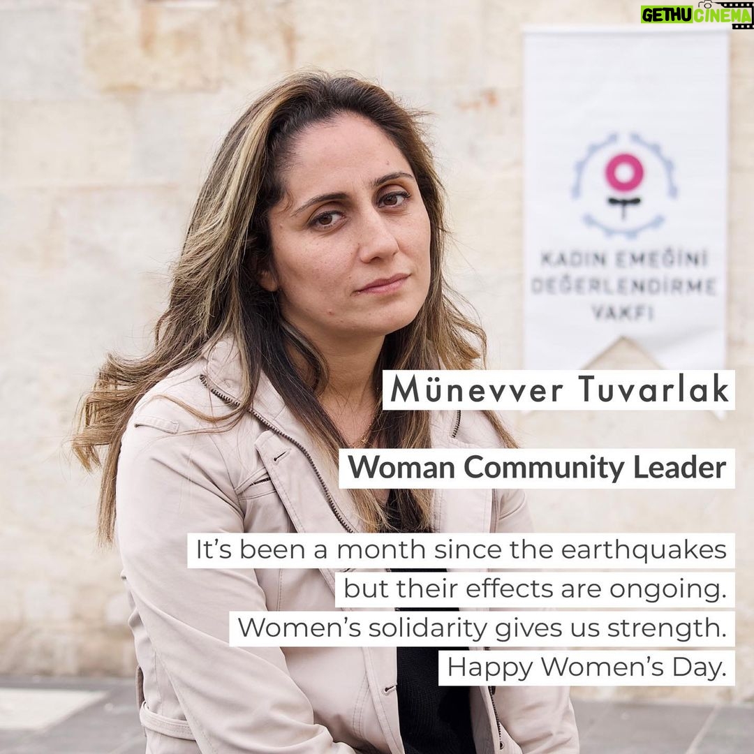 Demet Evgar Instagram - Münevver depremlerden kaçıp ailesiyle birlikte @kedv.org.tr’in Dirençli Mahalle Programı kapsamında Kadın ve Çocuk Merkezine geldi. Şimdi diğer kadınlardan güç alarak hem ailesine hem de depremden etkilenen diğer kadınlara destek oluyor. #InternationalWomensDay #IWD2023 #UNWomenTürkiye After the earthquakes, Münevver brought her family to the @kedv.org.tr’s Women and Children Center founded within the scope of the Resilient Neighborhoods Program. Now she provides support to other women affected by the earthquakes. 📷 UN Women/İlkin Eskipehlivan.